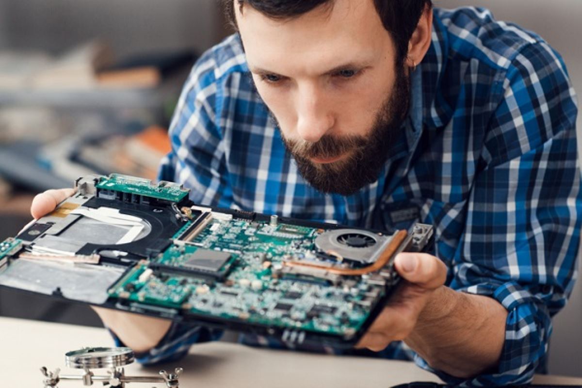 Carte mère de PC avec socket processeur, slots mémoire et connecteurs visibles