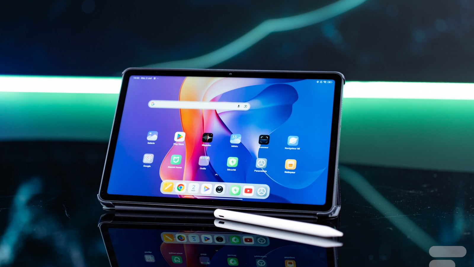 Redmi Pad SE posée sur un bureau, à côté d'un clavier et d'un carnet de notes