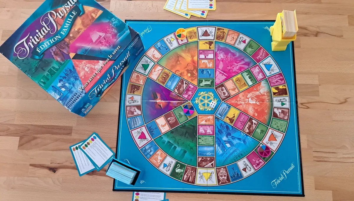 Plateau de Trivial Pursuit classique avec son anneau, ses six rayons et ses cases colorées